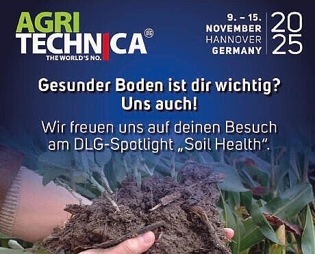 Ein quadratisches Werbebild der AGRITECHNICA®-Messe, auf dem steht, wann und wo die Messe stattfindet (9. bis 15. November 2025 Hannover, Deutschland) sowie die Headline: Gesunder Boden ist dir wichtig? Uns auch! Wir freuen uns auf deinen Besuch am DLG-Spotlight „Soil Health“ (Halle 24). Im Hintergrund sind zwei Hände abgebildet, die einen Haufen Erde hochhalten.